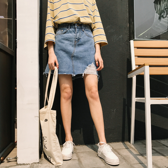 Дънкова `Boyfriend` пола леко накъсана