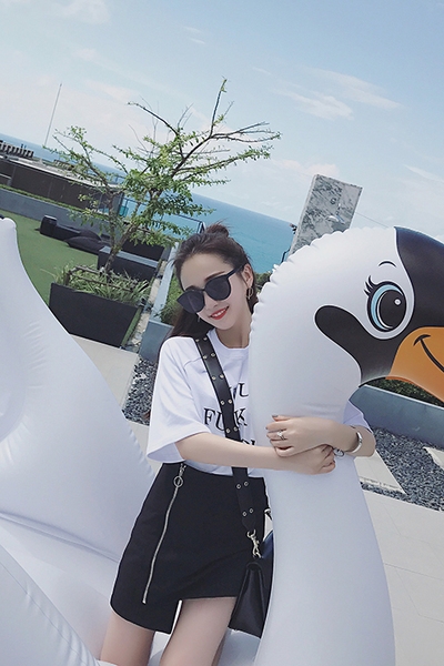 Οι μαύρες γυναίκες φούστα με φερμουάρ