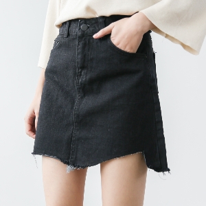 Модерна черна дънкова пола за пролетта