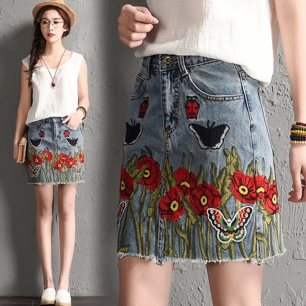 Οι γυναίκες τζιν φούστα με κεντημένα λουλούδια