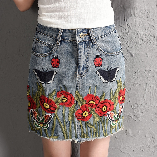 Οι γυναίκες τζιν φούστα με κεντημένα λουλούδια