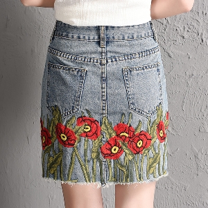 Дамска дънкова пола с бродирани флорални мотиви