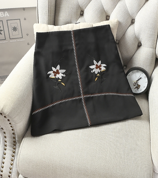 Уникална дамска пола в три цвята с бродерия