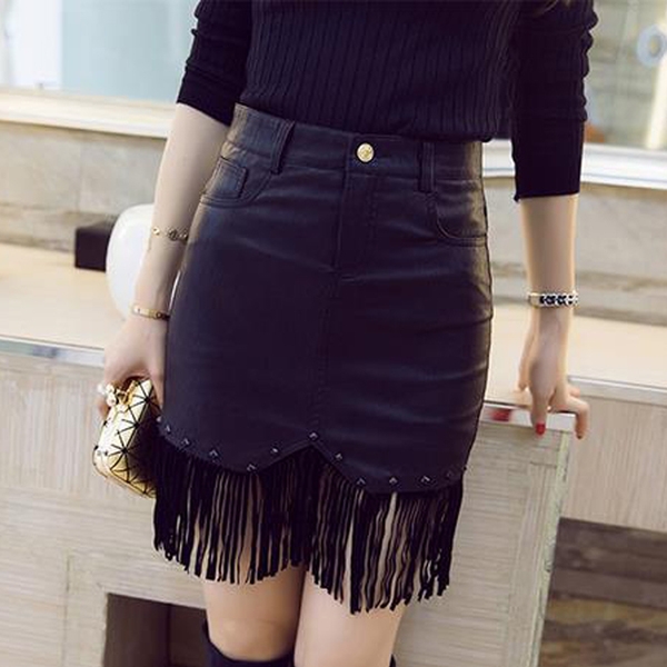 Κομψό μικρή μαύρη φούστα με faux δέρμα περιθώριο κρέμεται