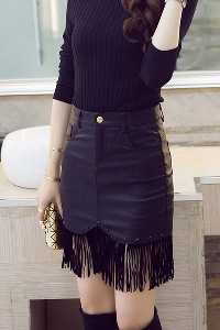 Κομψό μικρή μαύρη φούστα με faux δέρμα περιθώριο κρέμεται