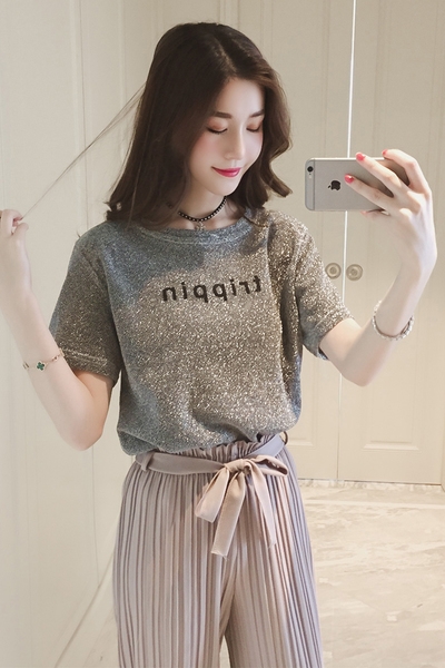 Дамска тениска с надпис `Trippin` в златист, сребрист, зелен и розов цвят