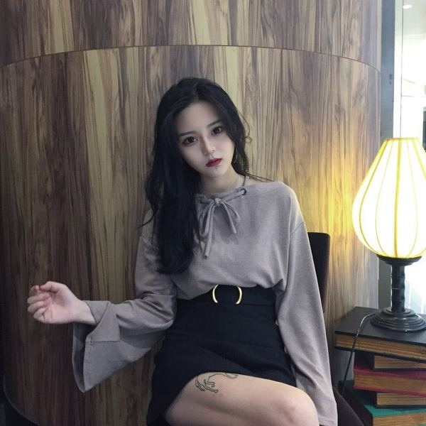 Καθαρίζονται μπλούζα με φαρδιά μακριά μανίκια με δεσμούς γιακά σε λευκό και γκρι