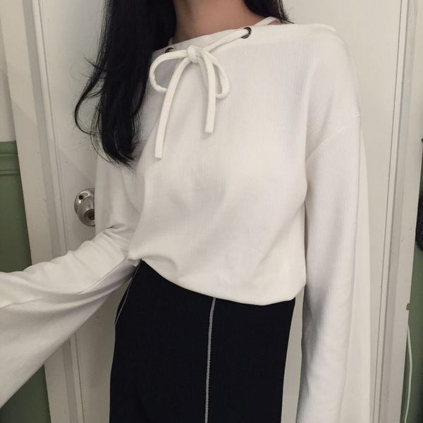 Καθαρίζονται μπλούζα με φαρδιά μακριά μανίκια με δεσμούς γιακά σε λευκό και γκρι