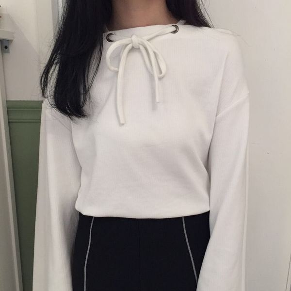 Καθαρίζονται μπλούζα με φαρδιά μακριά μανίκια με δεσμούς γιακά σε λευκό και γκρι