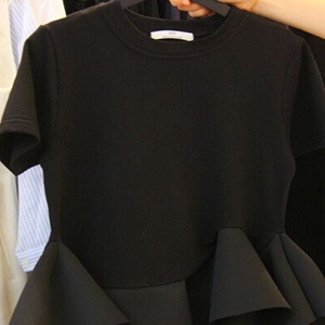 Стилна дамска блуза с къс ръкав в черен цвят