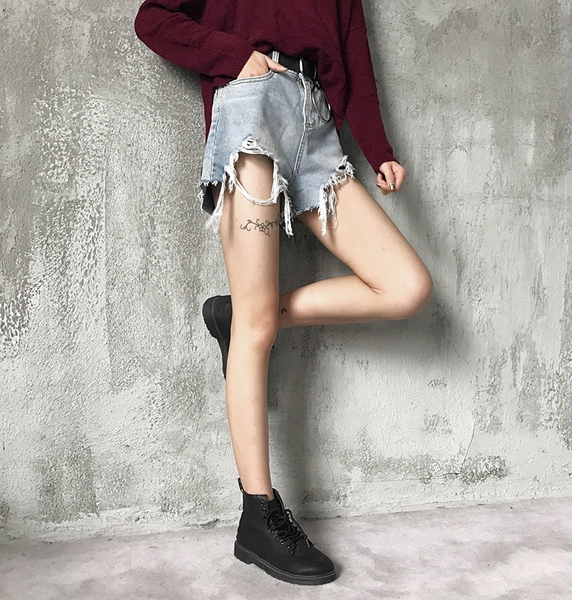 Φωτεινό σορτς με σχισμένο άκρα