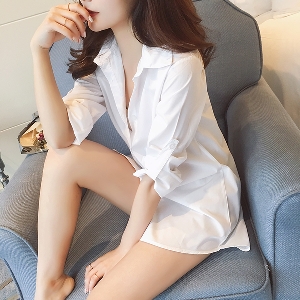 Елегантна бяла копринена женска риза 