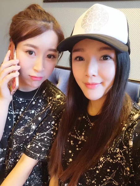 Уникална черна женска тениска със златни мотиви