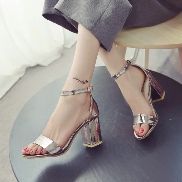 Οι γυναίκες δερμάτινα σανδάλια σε χρυσό και ασήμι