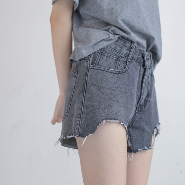 Ένα ενδιαφέρον κομμάτι του τζιν παντελόνι σε γκρι