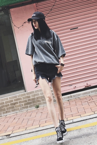 Οι γυναίκες τζιν σορτς με ψηλή μέση