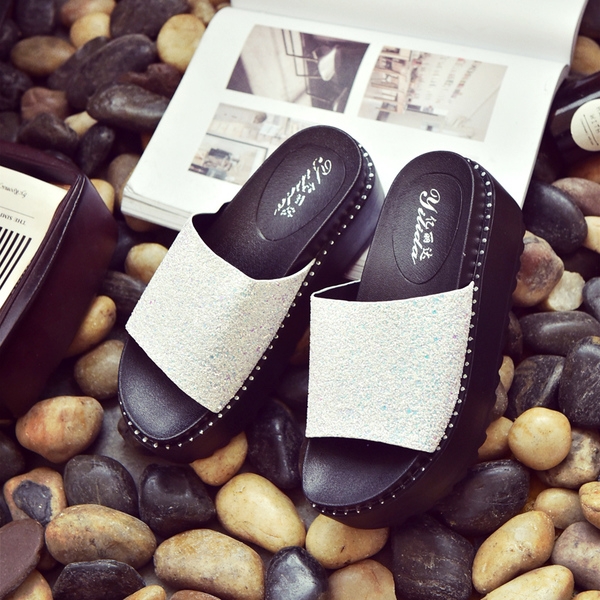 Παντόφλες γυναικείες μπροκάρ σε πλατφόρμα