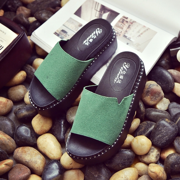 Παντόφλες γυναικείες μπροκάρ σε πλατφόρμα