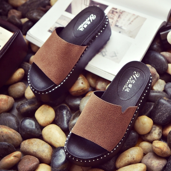 Παντόφλες γυναικείες μπροκάρ σε πλατφόρμα