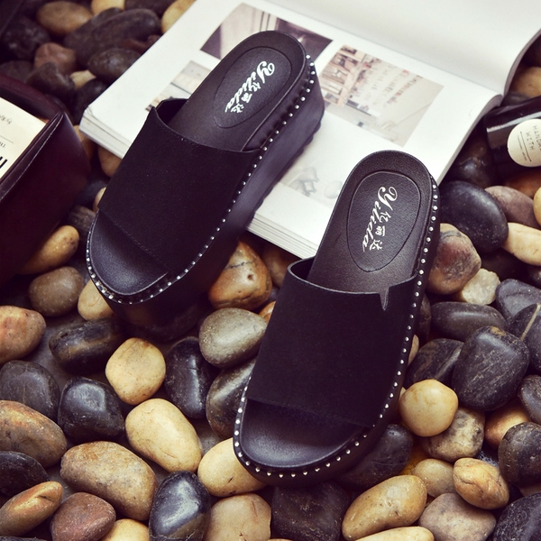 Παντόφλες γυναικείες μπροκάρ σε πλατφόρμα