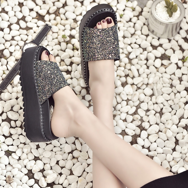 Παντόφλες γυναικείες μπροκάρ σε πλατφόρμα