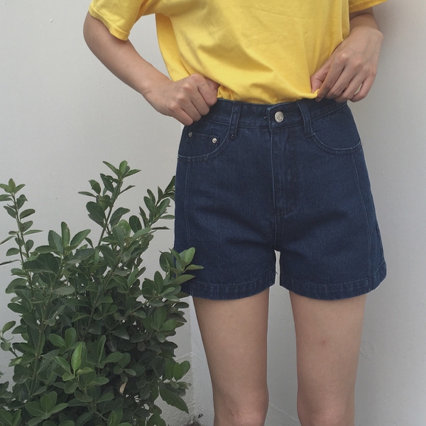 Πολύ όμορφες κυρίες κοντό παντελόνι τζιν με υψηλή μέση