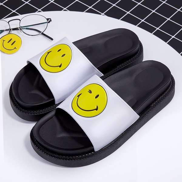 Καλοκαιρινές ασπρόμαυρες παντόφλες με εφαρμογές