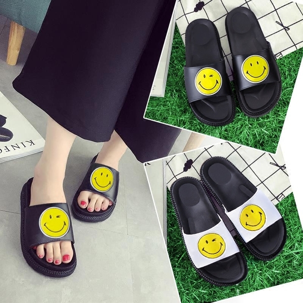 Καλοκαιρινές ασπρόμαυρες παντόφλες με εφαρμογές