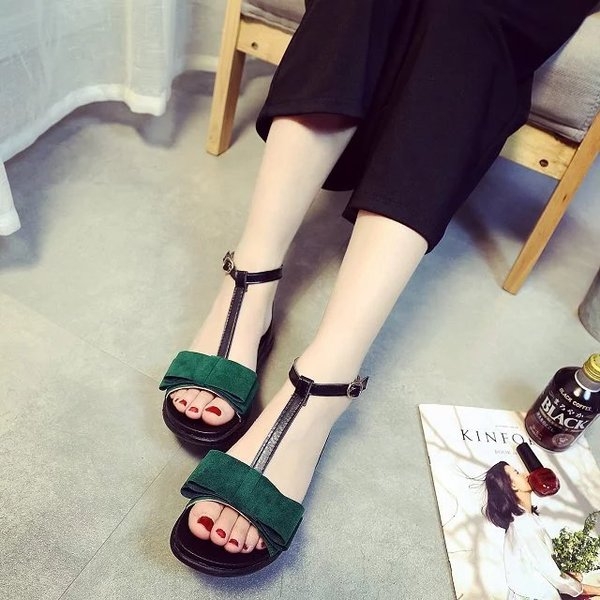 Κυρίες πράσινο και μαύρο σανδάλια σε μια επίπεδη σόλα