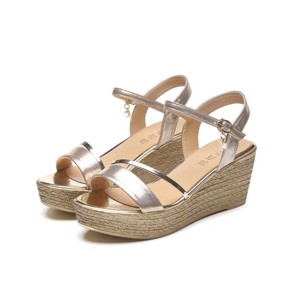 Нови дамски сандали на платформа в златист и черен цвят