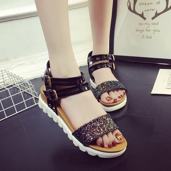 Οι γυναίκες μπροκάρ καλοκαίρι σανδάλια με πόρπες: Μαύρο και Άσπρο