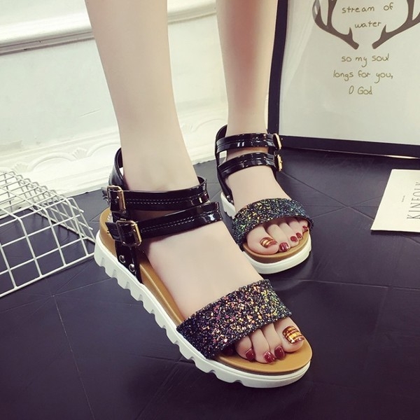 Οι γυναίκες μπροκάρ καλοκαίρι σανδάλια με πόρπες: Μαύρο και Άσπρο