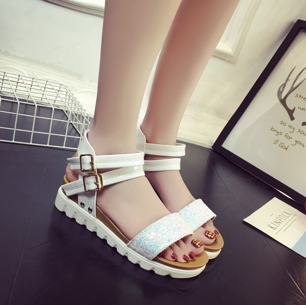 Οι γυναίκες μπροκάρ καλοκαίρι σανδάλια με πόρπες: Μαύρο και Άσπρο