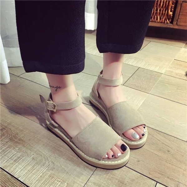 Οι γυναίκες σανδάλια σε δύο χρώματα μπεζ και μαύρο