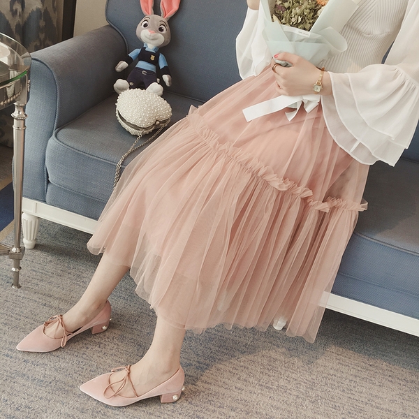 Πολλές όμορφες κυρίες μακριά φούστα με μετάξι χρώματα