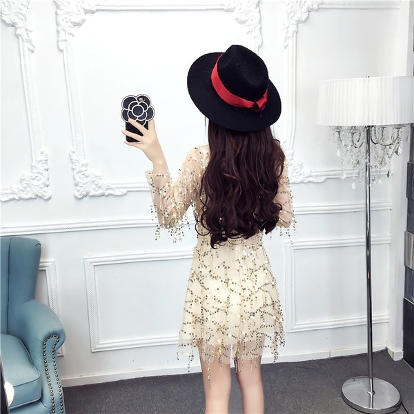 Πολλές όμορφες κυρίες δαντέλα φόρεμα με οπές σε δύο χρώματα