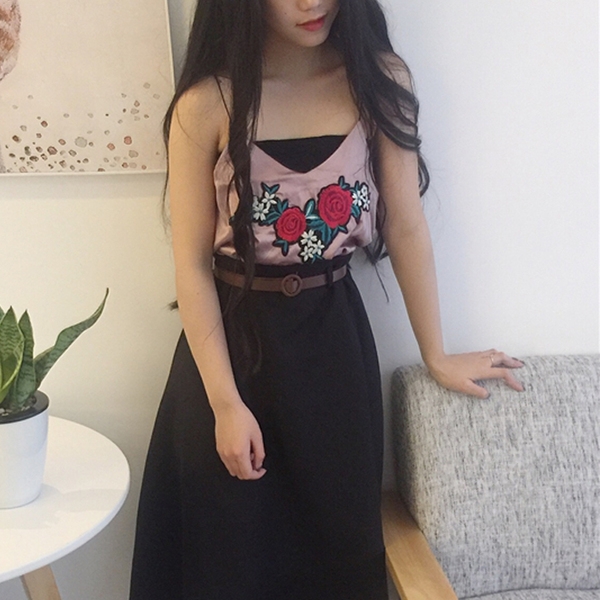 οροφή της δεξαμενής πολλές σύγχρονες γυναίκες με κέντημα τριαντάφυλλα σε τέσσερα χρώματα