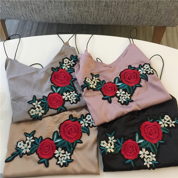 οροφή της δεξαμενής πολλές σύγχρονες γυναίκες με κέντημα τριαντάφυλλα σε τέσσερα χρώματα