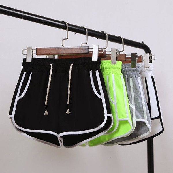 Οι γυναίκες σύντομο αθλητικό παντελόνι βαμβάκι