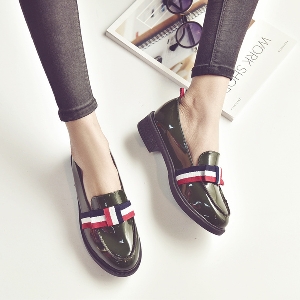 Дамски ежедневни пролетни, летни и есенни обувки два модела черни маслиненозелени с лачена повърхност и изработени от еко кожа