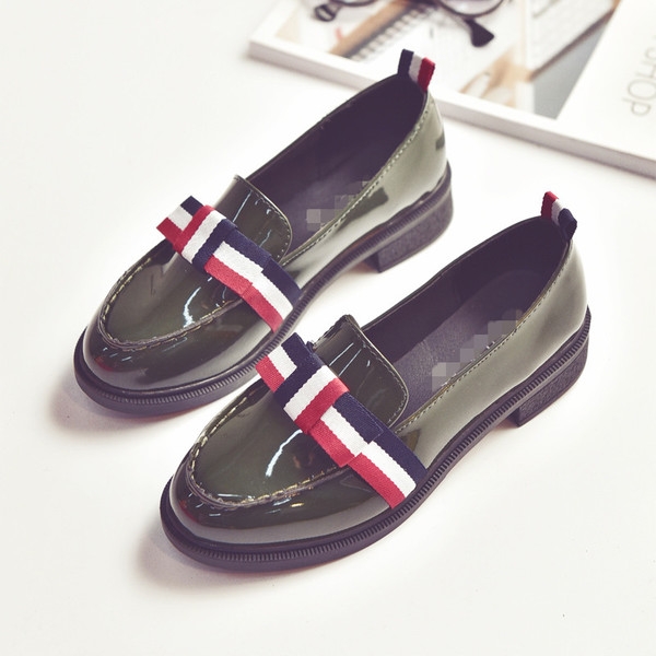 Ανοιξιάτικα, καλοκαιρινά και φθινόπωρα παπούτσιαγια γυναίκες , δύο  μοντέλα με δαντελένια επιφάνεια και από συνθετικό δέρμα