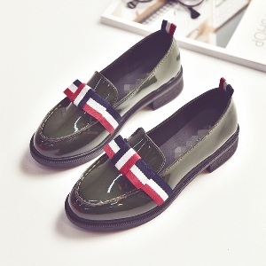 Дамски ежедневни пролетни, летни и есенни обувки два модела черни маслиненозелени с лачена повърхност и изработени от еко кожа