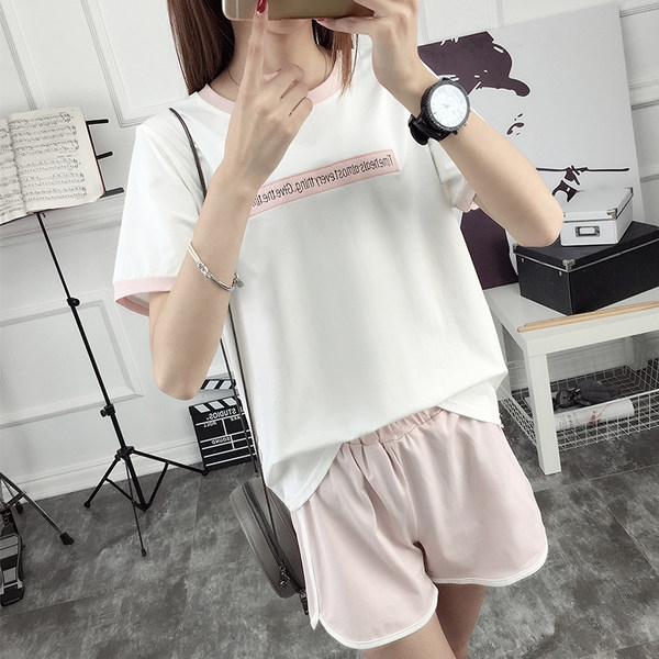 Οι γυναίκες περιστασιακά το καλοκαίρι που μικρής raakv και σορτς