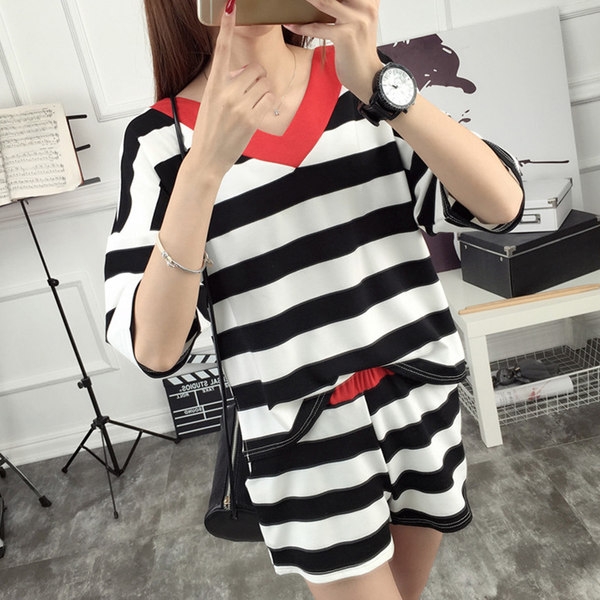 Οι γυναίκες περιστασιακά το καλοκαίρι που μικρής raakv και σορτς