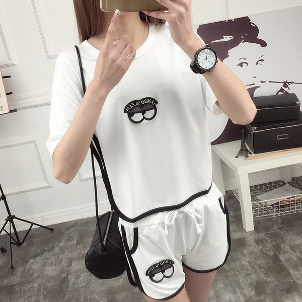 Οι γυναίκες περιστασιακά το καλοκαίρι που μικρής raakv και σορτς