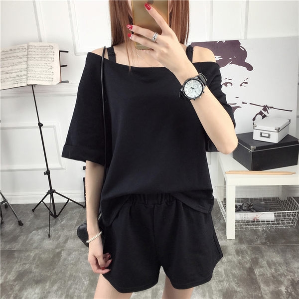 Οι γυναίκες περιστασιακά το καλοκαίρι που μικρής raakv και σορτς