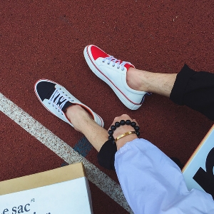 Ανδρικά  αθλητικά παπούτσια σε συνδυασμό των δύο χρώματα μαύρο και κόκκινο ζεύγη