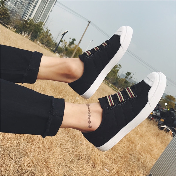 Αντρικά άνετα παπούτσια χωρίς κορδόνια τρεις άνοιξη και το καλοκαίρι κορυφή της μόδας - κόκκινο, μαύρο, μπλε