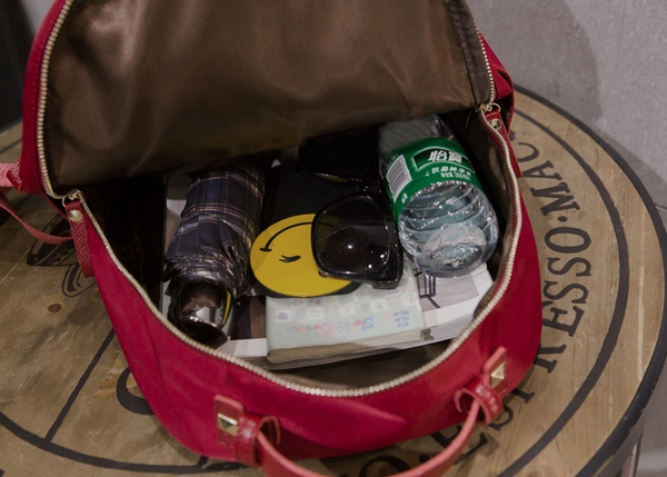 Дамски водоустойчиви раници в два модела черна и червена с мека повърхност  