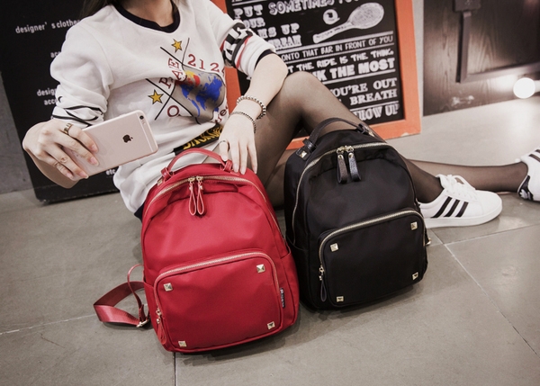 Дамски водоустойчиви раници в два модела черна и червена с мека повърхност  